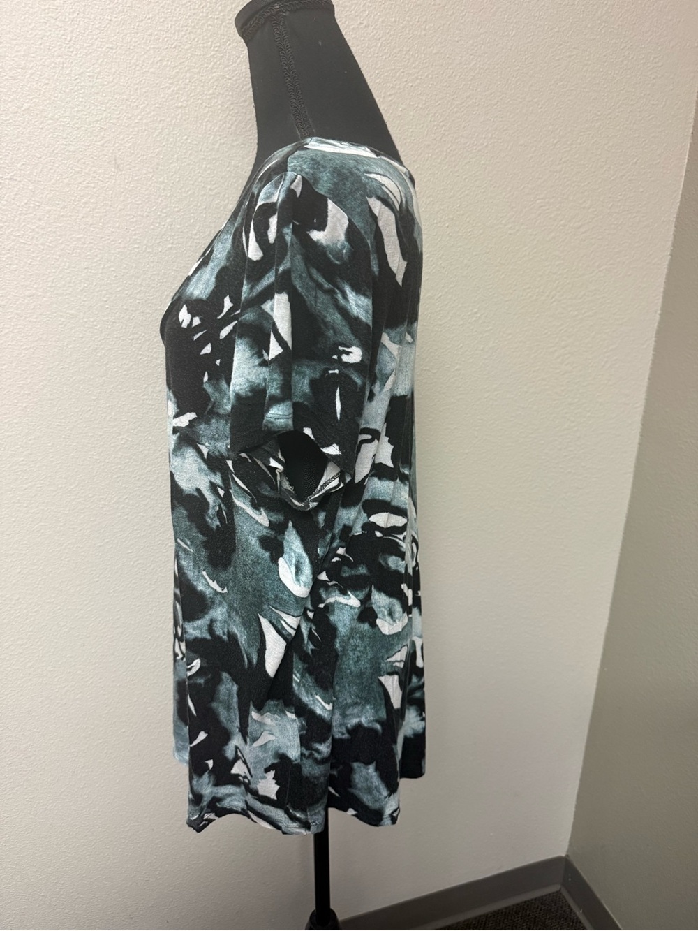 Simply Vera Wang 0X Black Gray Abstract Floral Scoop Neck Tunic Top Plus Size - Picture 4 of 10